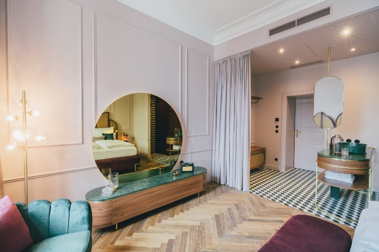  Veći deo luksuznog nameštaja u hotelskim sobama izrađen je po meri