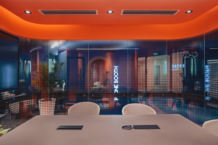  Narandžasta i plava boja su prisutne na svakom koraku ove kancelarije