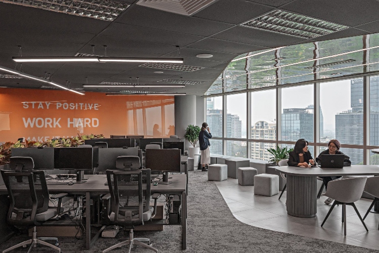  Pogled na udobne i dobro osvetljene kancelarijske prostorije za odmor zaposlenih