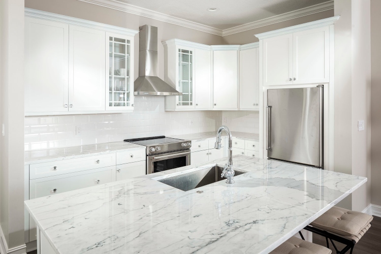  Čista i oštra bela boja je savršena za stvaranje elegantne moderne kuhinje