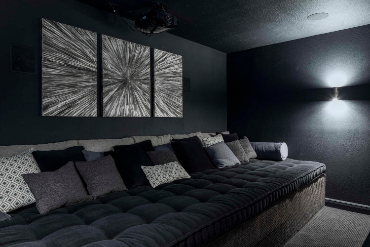  Udobna spavaća soba sa tamno sivim krevetom i zidovima