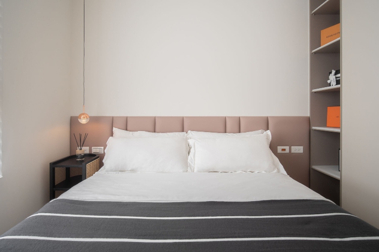 Udobna spavaća soba sa zidovima bež boje i velikim bračnim krevetom