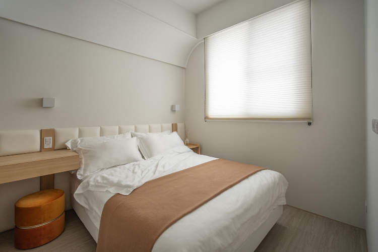  Udobna i dobro osvetljena spavaća soba sa bež zidovima i bračnim krevetom