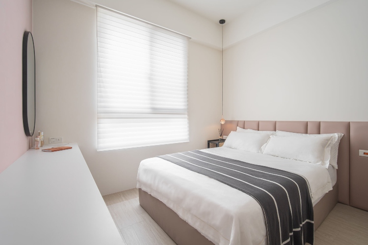  Udobna spavaća soba u kombinaciji bele i bež nijanse