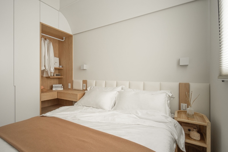  Udobna mala spavaća soba u bež nijansi sa ugradnim ormarom po meri