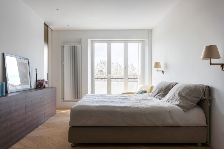  Udobna i dobro osvetljena spavaća soba sa velikim prozorom i zidnim lampama