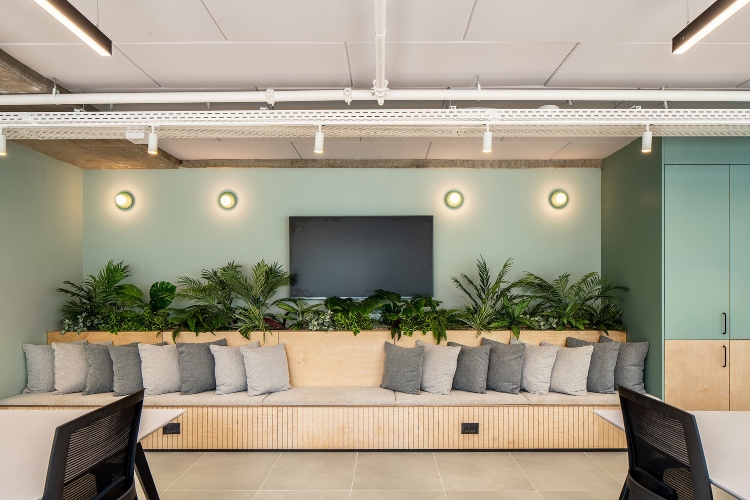  Pogled na zone za odmor i druženje zaposlenih u okviru kancelarije koja favorizuje organski dizajn