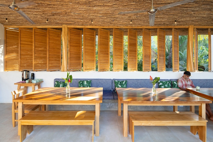  Pogled na restoran hotela Nomadic koji je ispunjen drvenim elementima