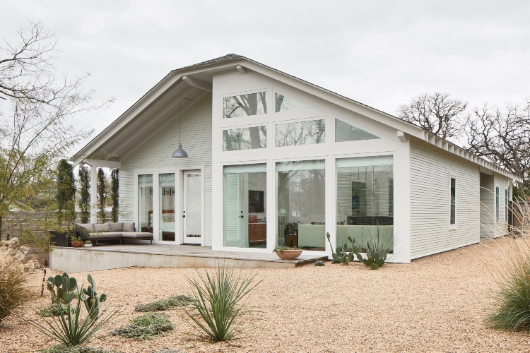  Kuća u stilu bungalova ima jednostavan dizajn i velike panoramske prozore