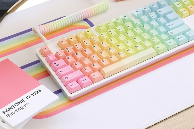  Šarena tastatura u duginim bojama ima moć da osvetli vaš radni sto
