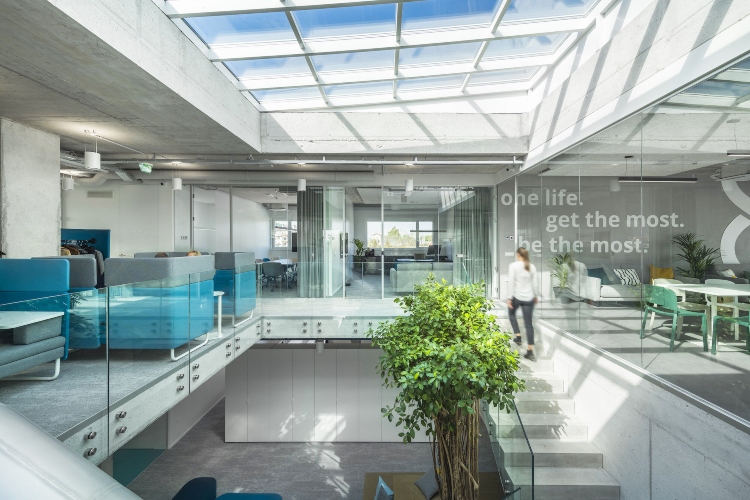  Veliki stakleni atrijum kancelarije koja ima moderan dizajn za budućnost