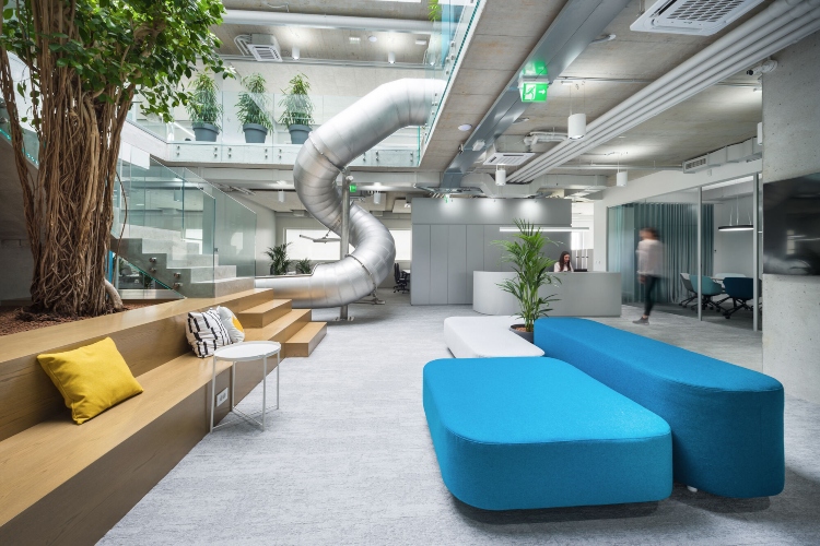  Moderna kancelarija ima akcentne komade nameštaja u živopisnim bojama