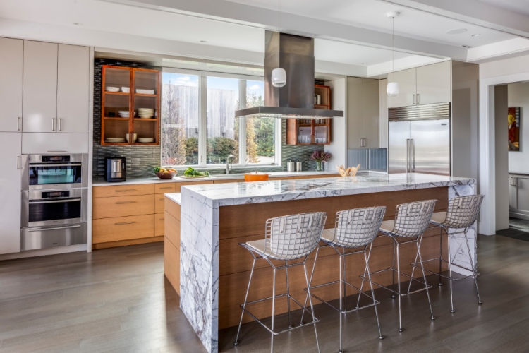 Zašto je kuhinja u prelaznom stilu idealno rešenje za vaš dom?