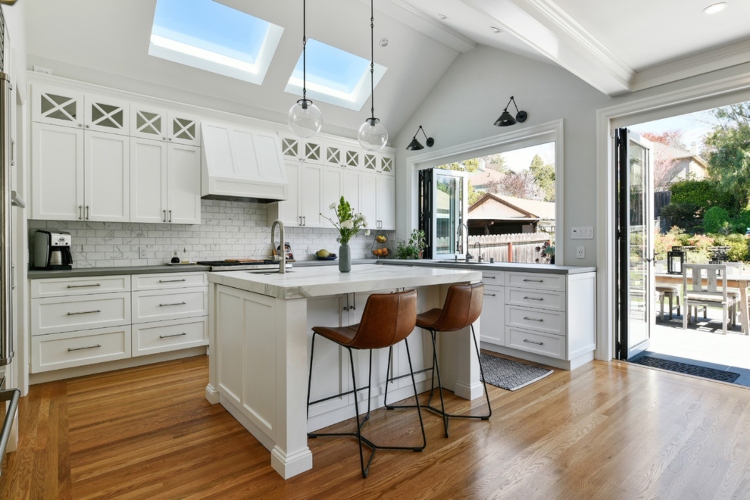 Zašto je kuhinja u prelaznom stilu idealno rešenje za vaš dom?