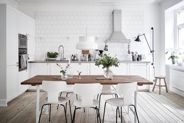  Moderna kuhinja u skandinavskom stilu sa belim kuhinjskim elementima