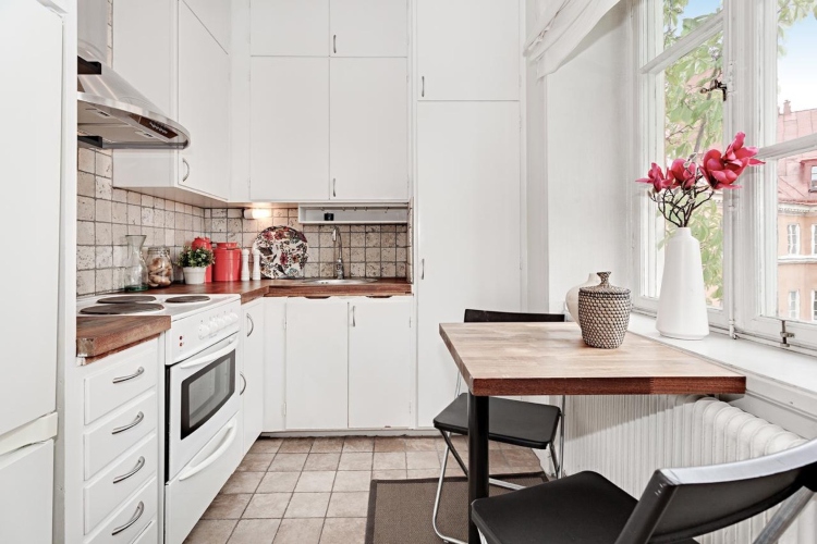  Moderna kuhinja u skandinavskom stilu favorizuje upotrebu belih kuhinjskih ormarića