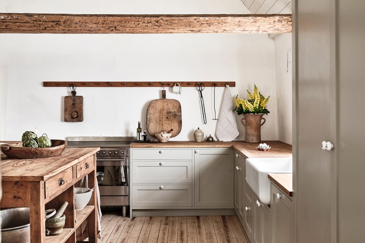  Nordijski dizajn moderne kuhinje ispunjen drvenim detaljima
