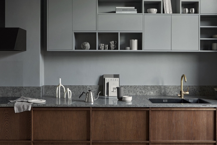  Kuhinjski ormarići u sivoj boji se savršeno dopunjuju sa drvenom osnovom