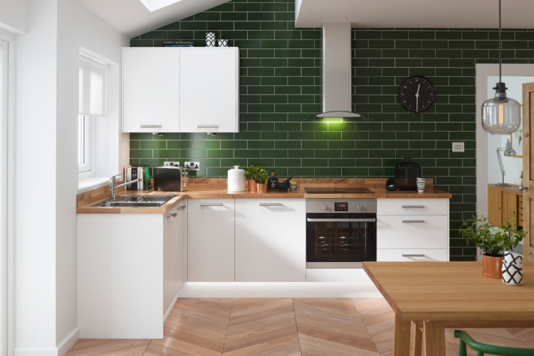  Moderna kuhinja L-oblika sa pločicama šumsko zelene boje