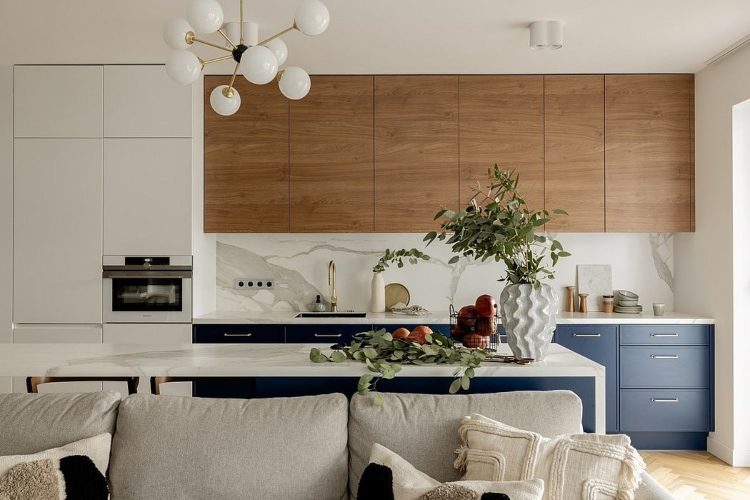  Udobna moderna kuhinja sa drvenim elementima i plavim akcentima