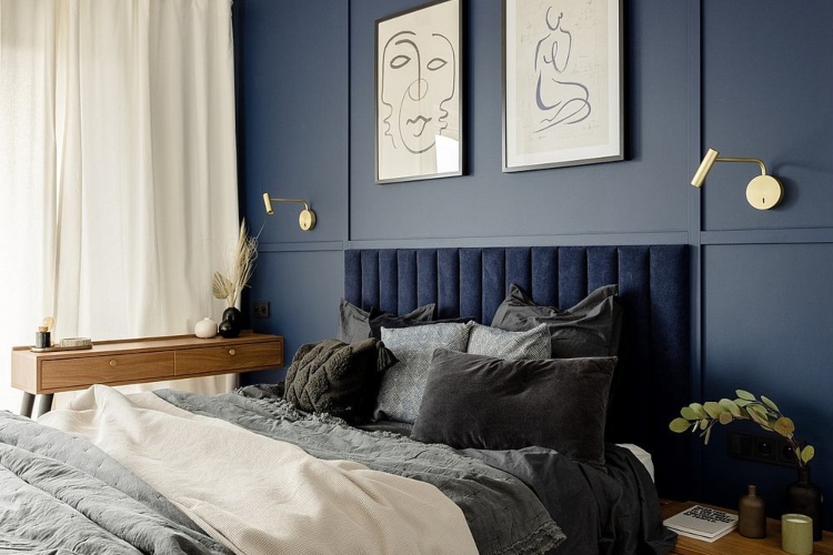  Udobna spavaća soba sa tamno plavim akcentnim zidom