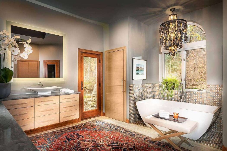  Pogled na udobno kupatilo opremljeno sa drvenim elementima