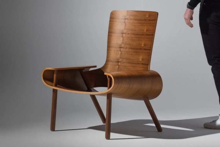  Drvena stolica Skrolla napravljena je od 13 slojeva furnira