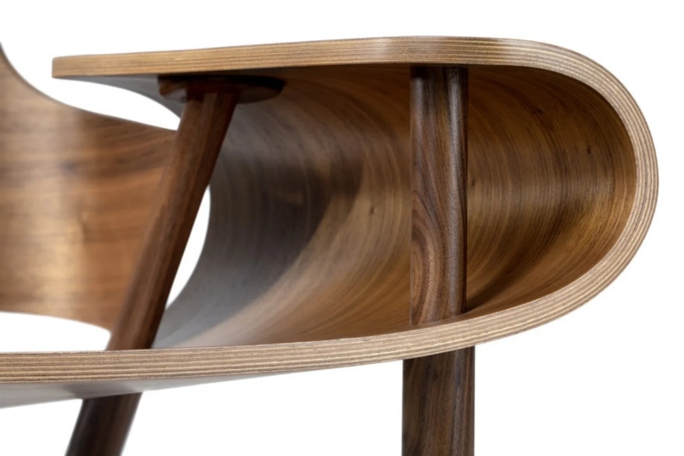  Drvena stolica Skrolla ima originalan talasast dizajn