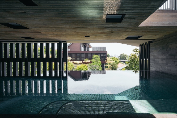  Pogled na veliki bazen unutar kuće u obliku lepeze