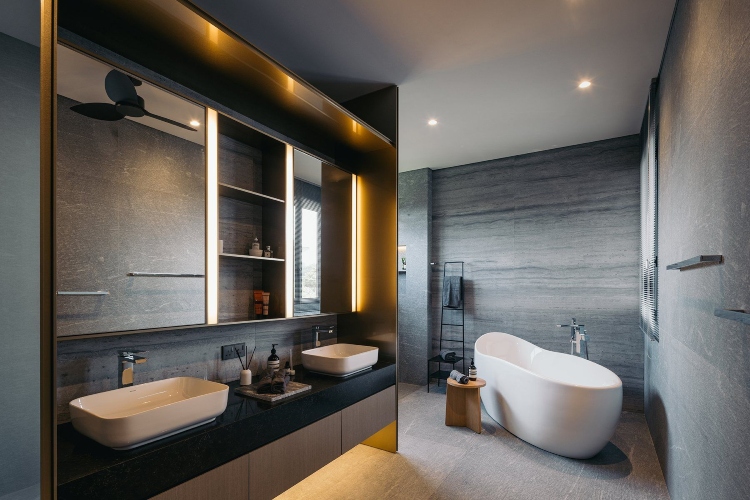  Kupatilo u modernom stilu sa sivim i belim elementima