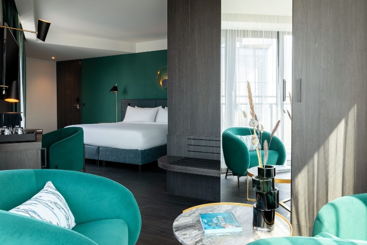  U dizajnu enterijera hotela preovladava šumsko zelena boja