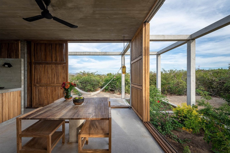  Kuća od betona i drveta ima velike terase za bolju vezu sa prirodom
