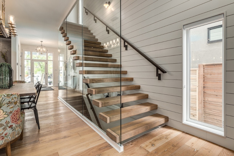  Drvene stepenice kao karakteristika doma opremljenog u modernom seoskom stilu
