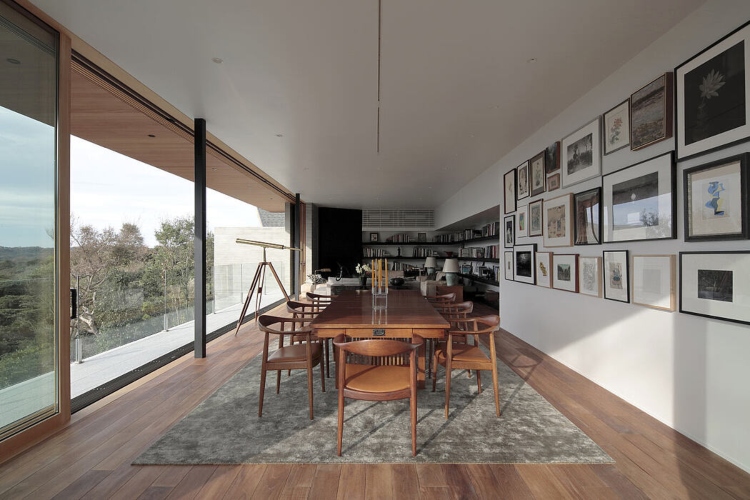  Pogled na trpezarijski prostor doma koji predstavlja hibrid modernog i tradicionalnog japanskog dizajna