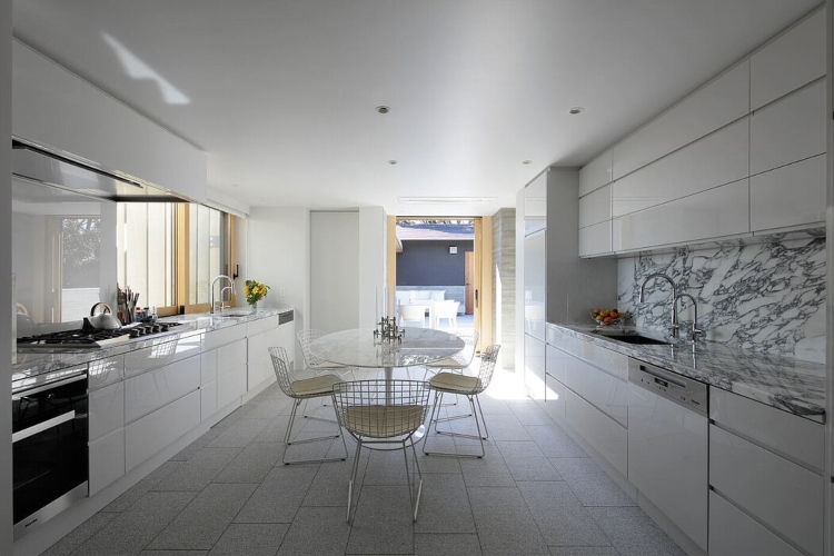  Velika bela i svetla kuhinja predstavlja hibrid modernog i tradicionalnog japanskog dizajna
