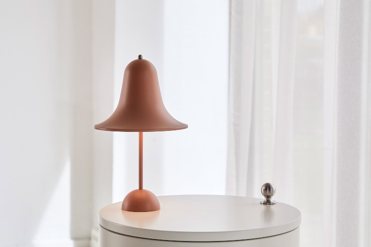  Lampa u obliku zvona izrađena u nežnoj ružičastoj boji