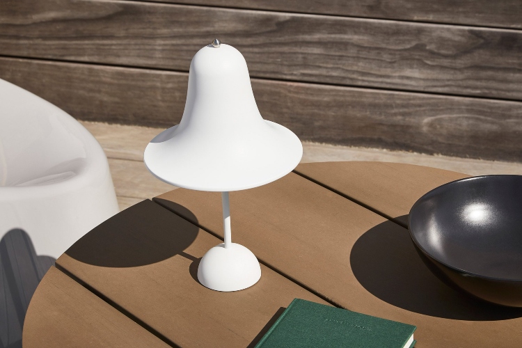  Lampa u obliku zvona izrađena u beloj boji