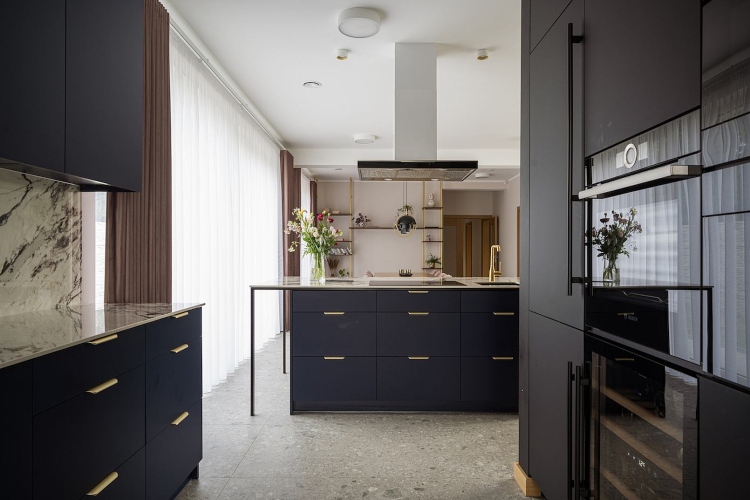  Kuhinja sa plavim elementima opremljena u modernom organskom stilu