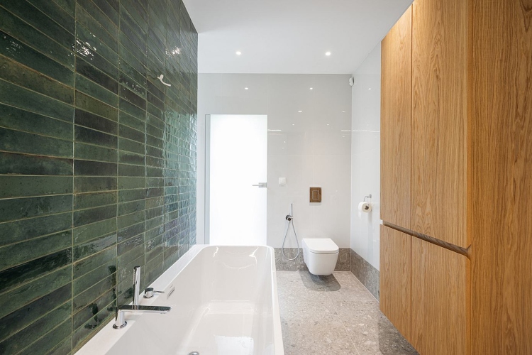  Kupatilo opremljeno u modernom organskom stilu
