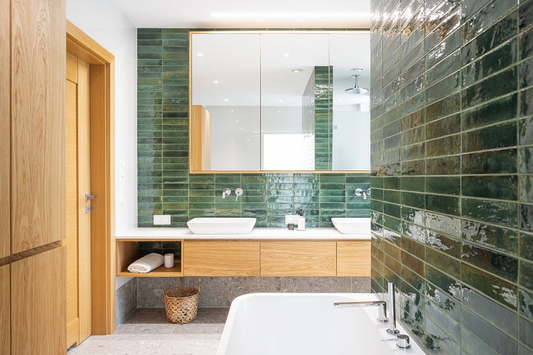  Kupatilo sa zelenim pločicama opremljeno u modernom organskom stilu