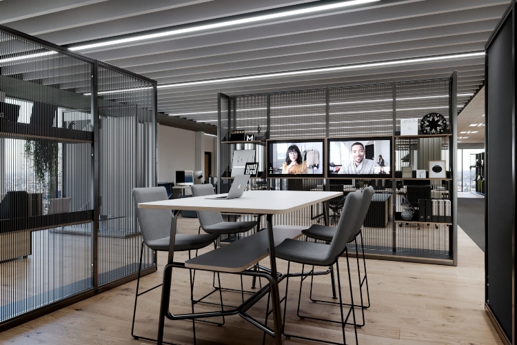  Moderna kancelarija sa laganim i jednostavnim nameštajem