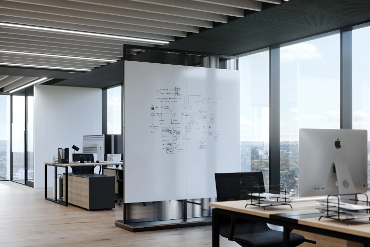  Moderna kancelarija sa pregranim panelima za bolju definisanost radnih zona