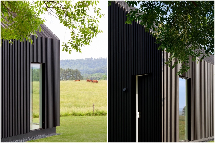  Kućica na livadi ima fasadu od drvenih pločica u crnoj boji