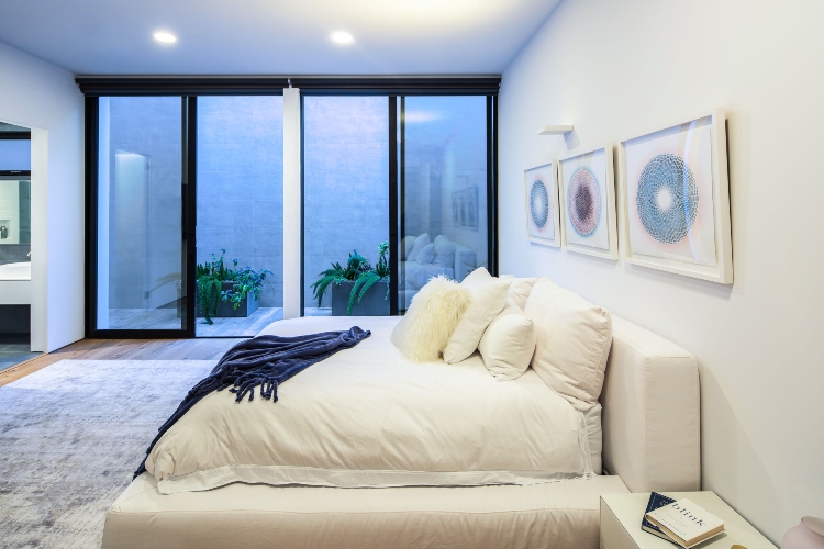  Udobna spavaća soba sa velikim bračnim krevetom i panoramskim prozorima