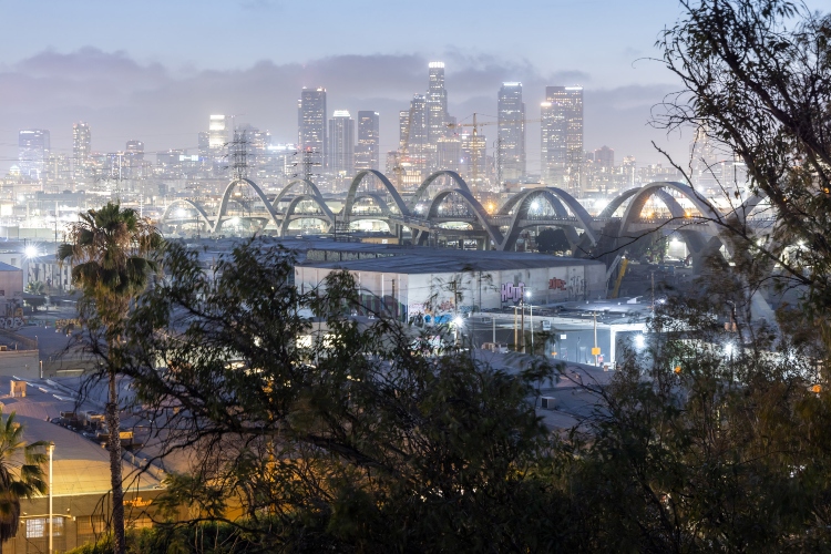  Most Traka Svetlosti je vidljiv iz mnogih delova grada Los Anđelesa