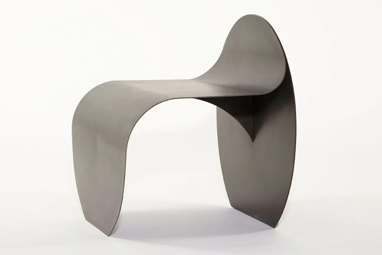  Stolica neobičnog dizajna izrađena je od pocrnjenog nerđajućeg čelika
