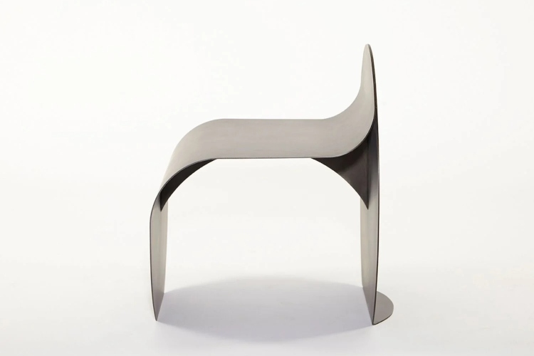  Stolica ima predivni kružni oblik koji je savijen do krajnjih granica izdržljivosti
