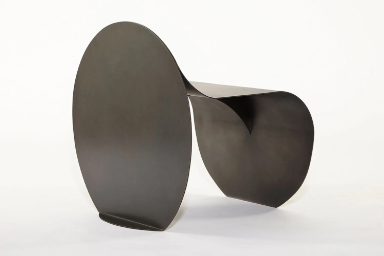  Stolica od nerđajućeg čelika ima nekonvencionalni eklektični dizajn