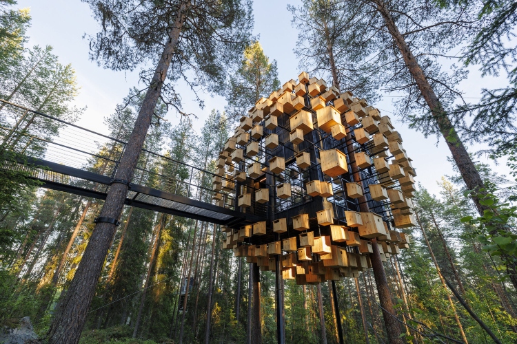  Hotel u gustoj borovoj šumi Švedske ima fasadu sa kućicama za ptice