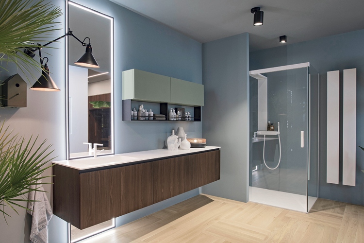  Moderno kupatilo u nijansama plave boje sa drvenim ormarićima